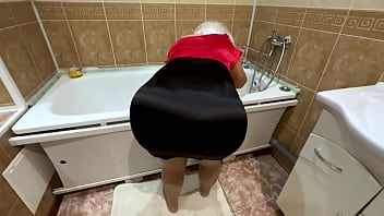 Play The stepmom bent down specifically so that the stepson wanted to fuck her in the ass