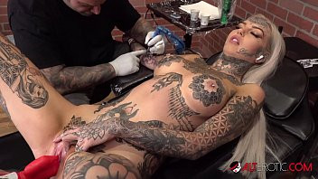 Play Amber Luke masturbates while getting tattooed