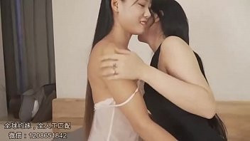 Play 成都骚货带上姐妹和自己的炮友一起玩双飞。