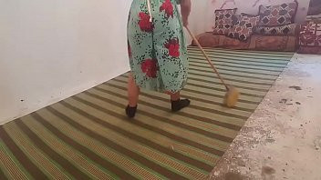 Play عربية تستعرض موخرتها خلال ترتيب المنزل