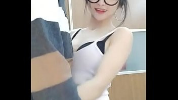 Play （约炮骚货美女网：jk85.cc）00后软萌小可爱约小帅哥啪啪，身材娇小